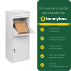 Una mano deja un paquete en el BunnyBox Home blanco, con cinco ventajas