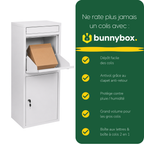 Une main dépose un colis dans la BunnyBox Home blanche, avec cinq avantages