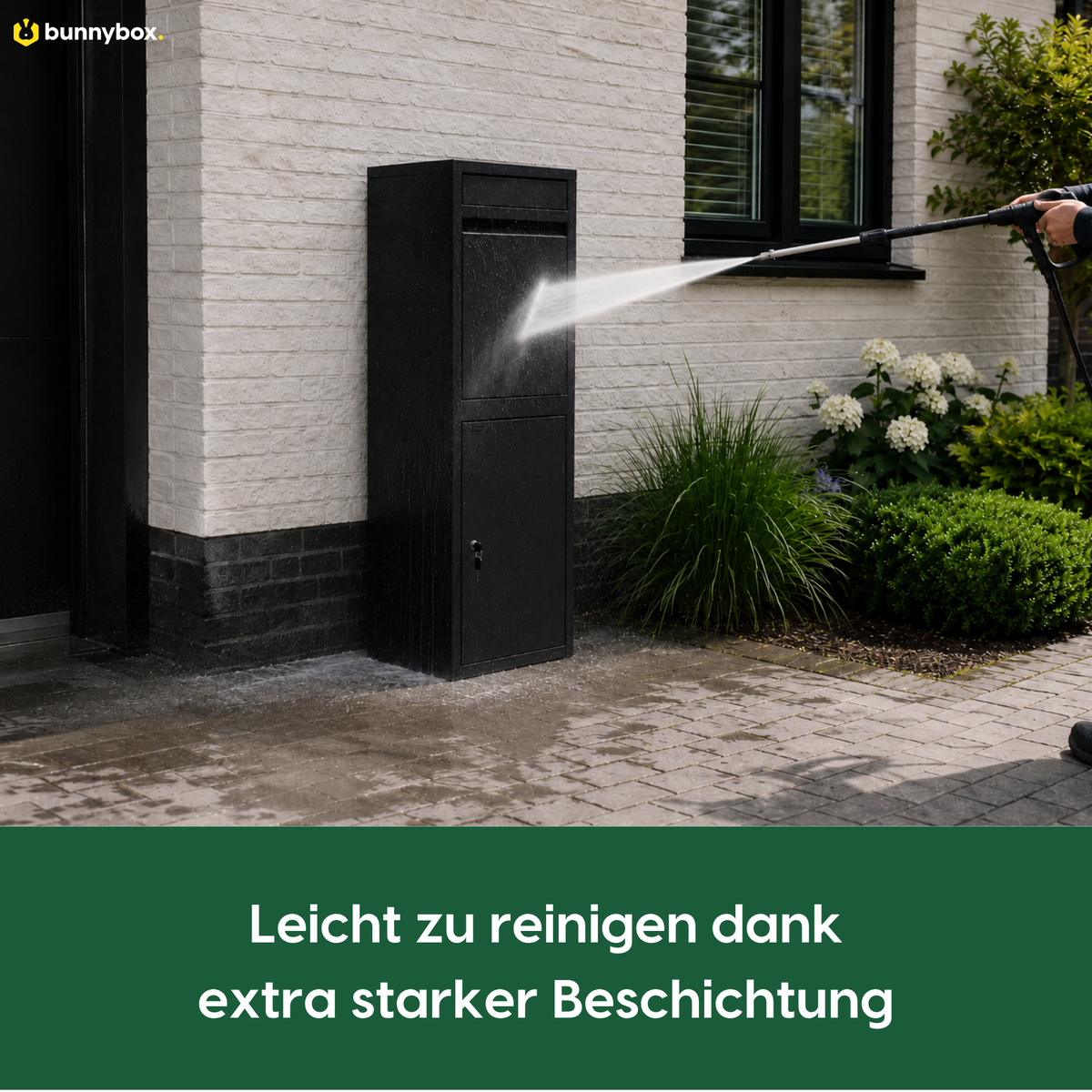 Die schwarze BunnyBox Home wird abgespritzt dank der extra starken Beschichtung