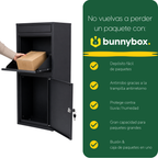 Una mano deja un paquete en el BunnyBox Home negro, con cinco ventajas